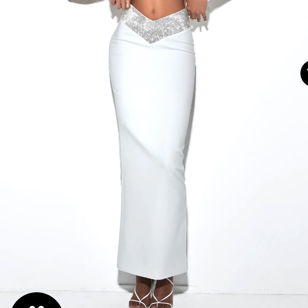 White rhinestone and waist pencil skirt
